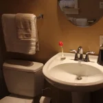 Bathroom with washbasin, mirror and towels
